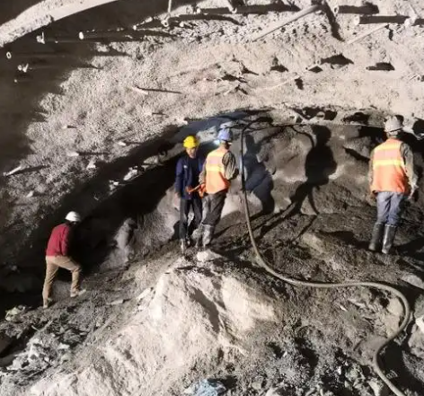 南城拱顶带模注浆料的施工流程及注意事项